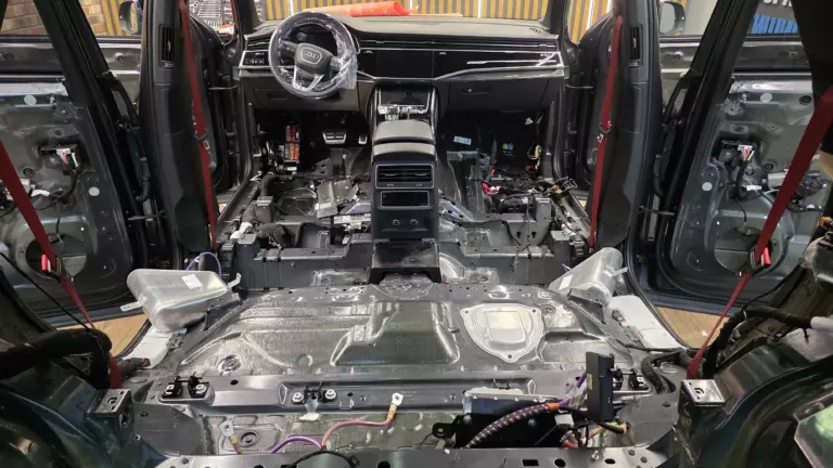 Шумоизоляция пола Audi Q7-1
