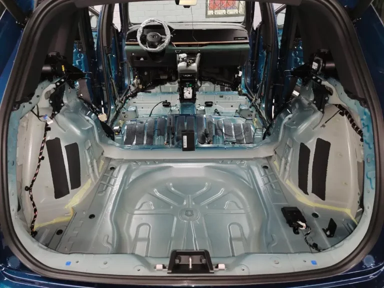 Geely Monjaro пол 1