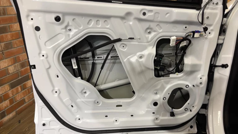 Шумоизоляция дверей HAVAL F7X белый-1