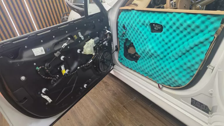 Шумоизоляция дверей Porsche Panamera-4