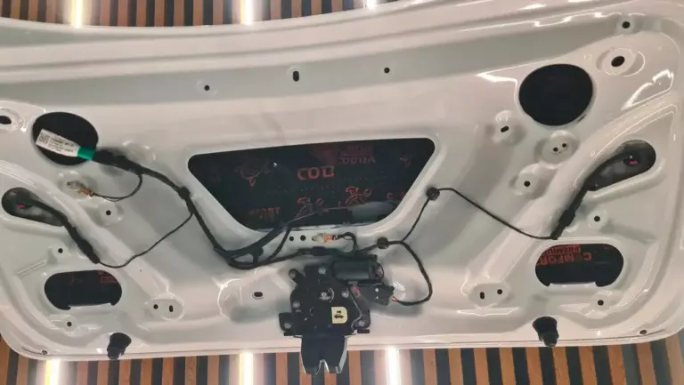 Шумоизоляция багажника Tesla Model 3-9