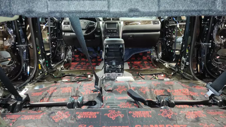 Шумоизоляция пола Toyota Camry-1