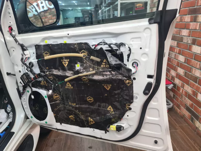 Шумоизоляция дверей Toyota Land Cruiser 200-1