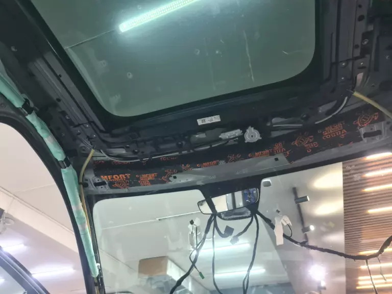 Шумоизоляция крыши Volvo XC60 -1