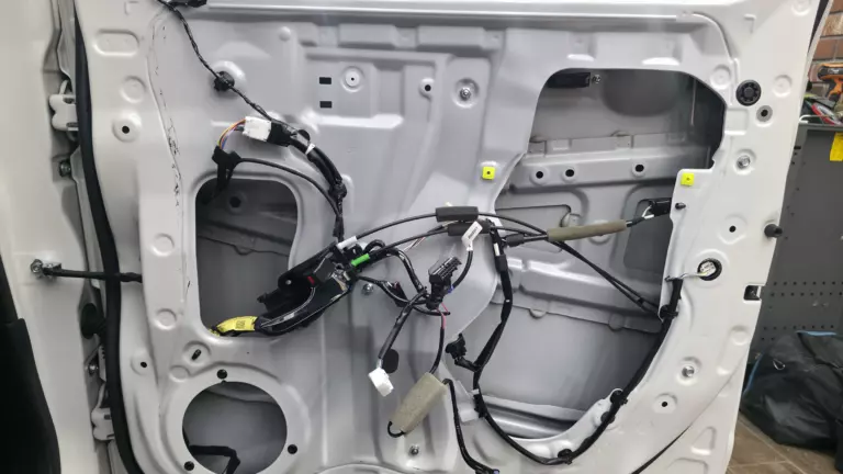 Шумоизоляции дверей Toyota Roomy-1
