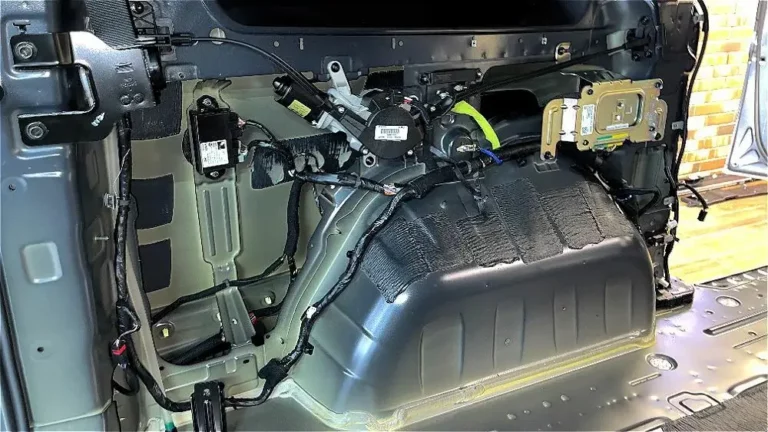 Шумоизоляция багажника Hyundai Staria 2022-1