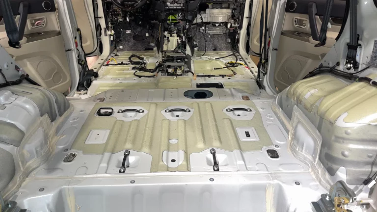 Шумоизоляция пола Mitsubishi Pajero -1