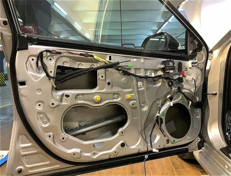 Шумоизоляция двери Toyota Camry 2021-1
